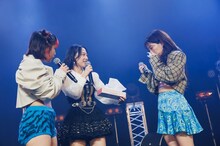 小田さくら（中央）から受け取ったティッシュで鼻をかむ奥津マリリ（右）。（Photo by nishinaga "saicho" isao）