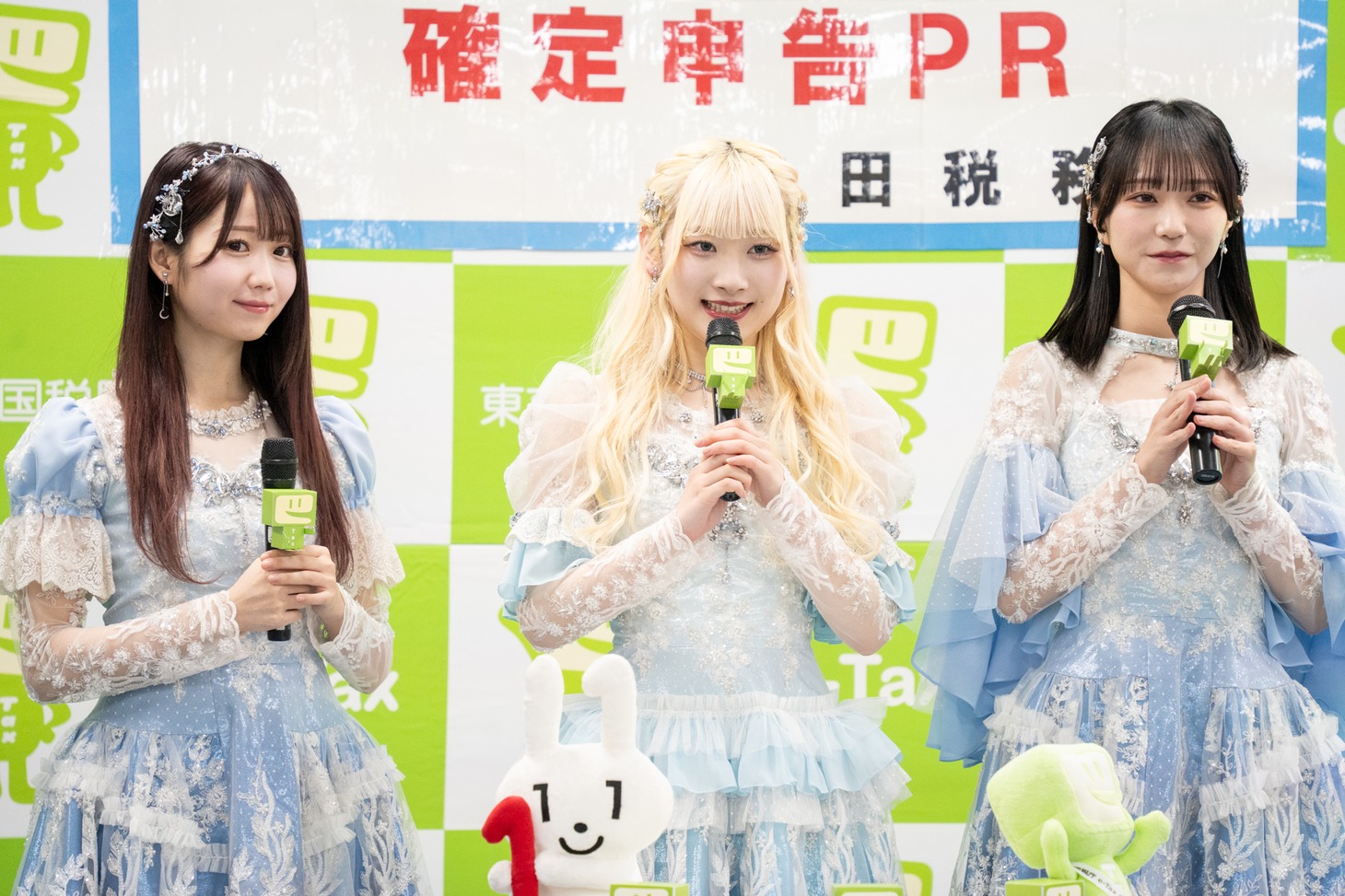 左から大谷映美里、齋藤樹愛羅、野口衣織。
