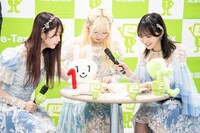 スマートフォンで確定申告書の作成を模擬体験する齋藤樹愛羅（中央）と、それを見守る大谷映美里（左）、野口衣織（右）。