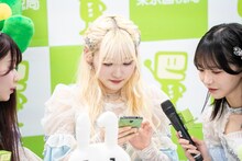 スマートフォンで確定申告書の作成を模擬体験する齋藤樹愛羅。