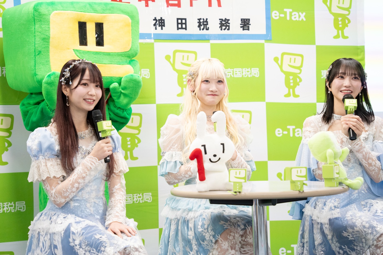 左から大谷映美里、齋藤樹愛羅、野口衣織。