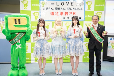 左からイータ君、大谷映美里、齋藤樹愛羅、野口衣織、神田税務署の署長。