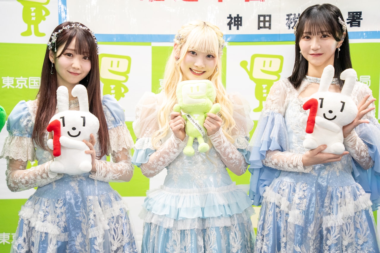 LOVE齋藤樹愛羅のe-Tax体験を大谷映美里と野口衣織が見守る（会見