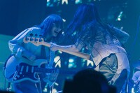 左からLily（G, Vo）、Maika（B, Vo）。（撮影：マスダレンゾ）