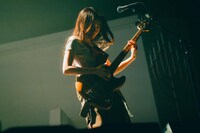 Maika（B, Vo）（撮影：マスダレンゾ）