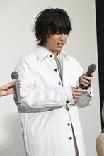 野田洋次郎。マイクのスイッチが入らずに困っている様子。