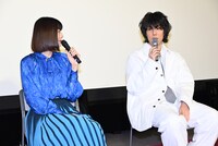 左から池田エライザ、野田洋次郎（RADWIMPS）。