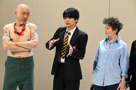 いきなりガチの怖い話を始める佐藤勝利（中央）。