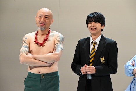 左から山内圭哉、佐藤勝利（Sexy Zone）。