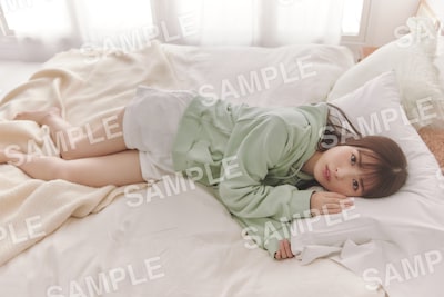 乃木坂46 5期生 写真集「あの頃、乃木坂にいた」封入特典ポスターのサンプル画像。(c)マガジンハウス