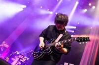 大森靖子“四天王バンド”のギター設楽博臣。（Photo by Masayo）