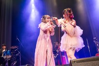 左から宇城茉世（MAPA）、大森靖子。（Photo by Masayo）