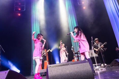 左から道重さゆみ、大森靖子。（Photo by Masayo）