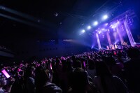 「ミッドナイト清純異性交遊LIVE」の様子。（Photo by Masayo）
