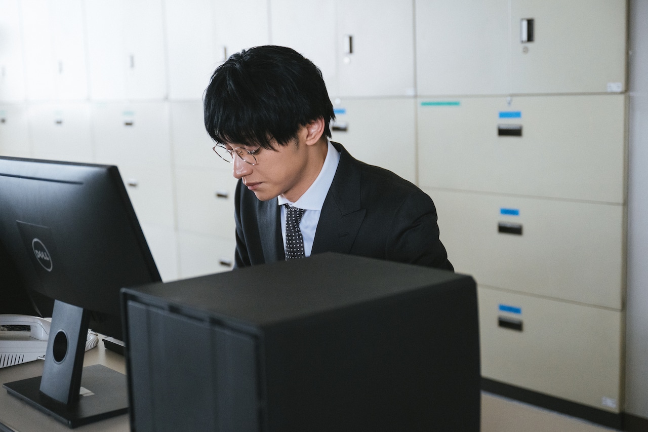 スーツ姿のSKY-HI、普通のサラリーマンとはどこかが違う