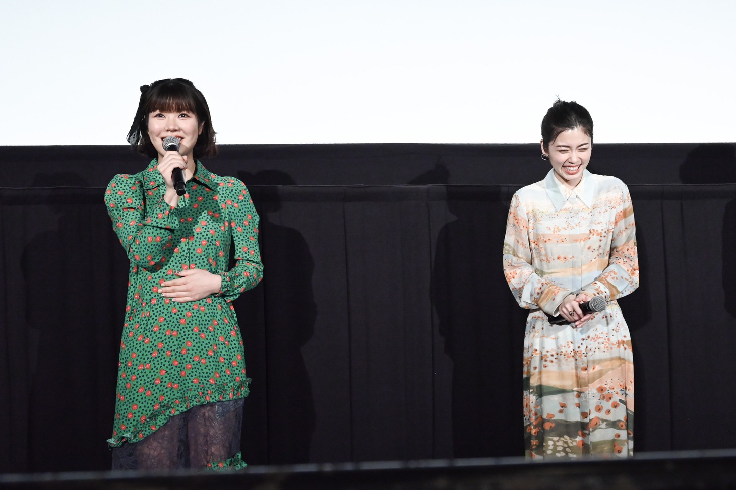 左から眉村ちあき、小芝風花。