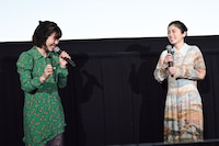 眉村ちあき（左）の「人ではない」発言に爆笑する小芝風花（右）。