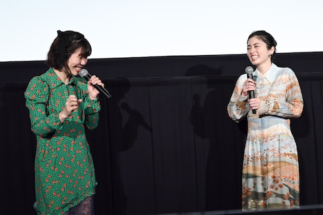 眉村ちあき（左）の「人ではない」発言に爆笑する小芝風花（右）。