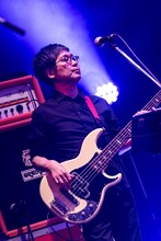 大森靖子“四天王バンド”のベース千ヶ崎学。（Photo by Masayo）