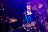 大森靖子“四天王バンド”のドラム張替智広。（Photo by Masayo）