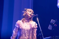 大森靖子のライブでコーラスを務めた宇城茉世（MAPA）。（Photo by Masayo）