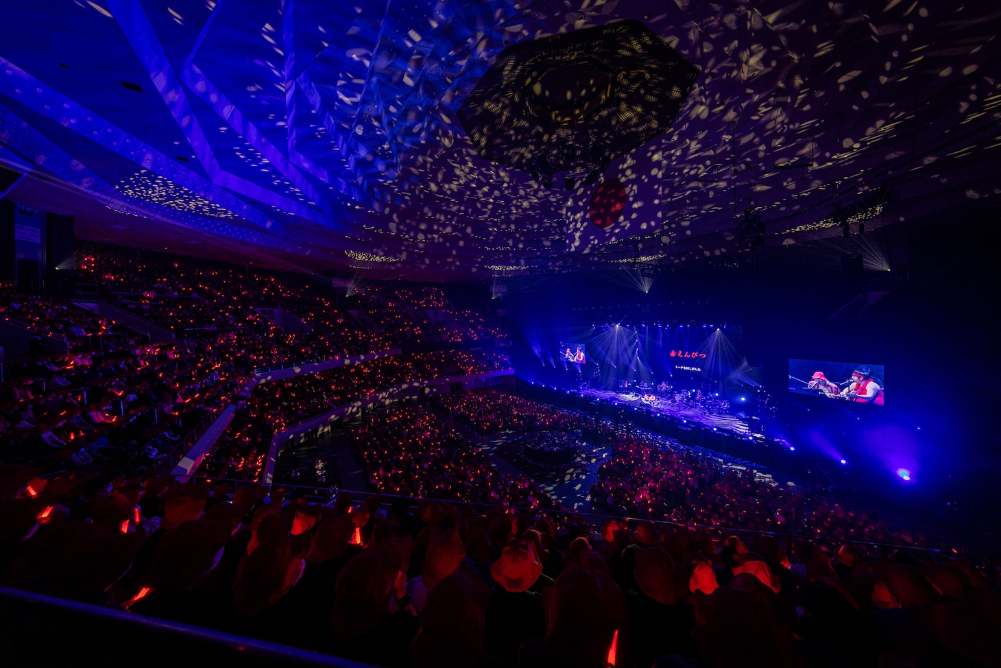 「赤えんぴつ in 武道館」2月9日公演より。（Photo by RyuyaAmao）