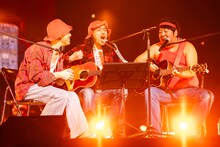 赤えんぴつとトータス松本。（Photo by RyuyaAmao）