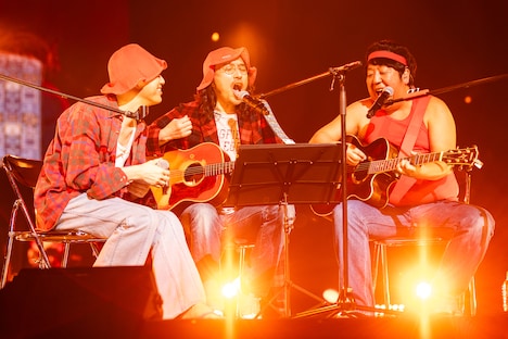 赤えんぴつとトータス松本。（Photo by RyuyaAmao）