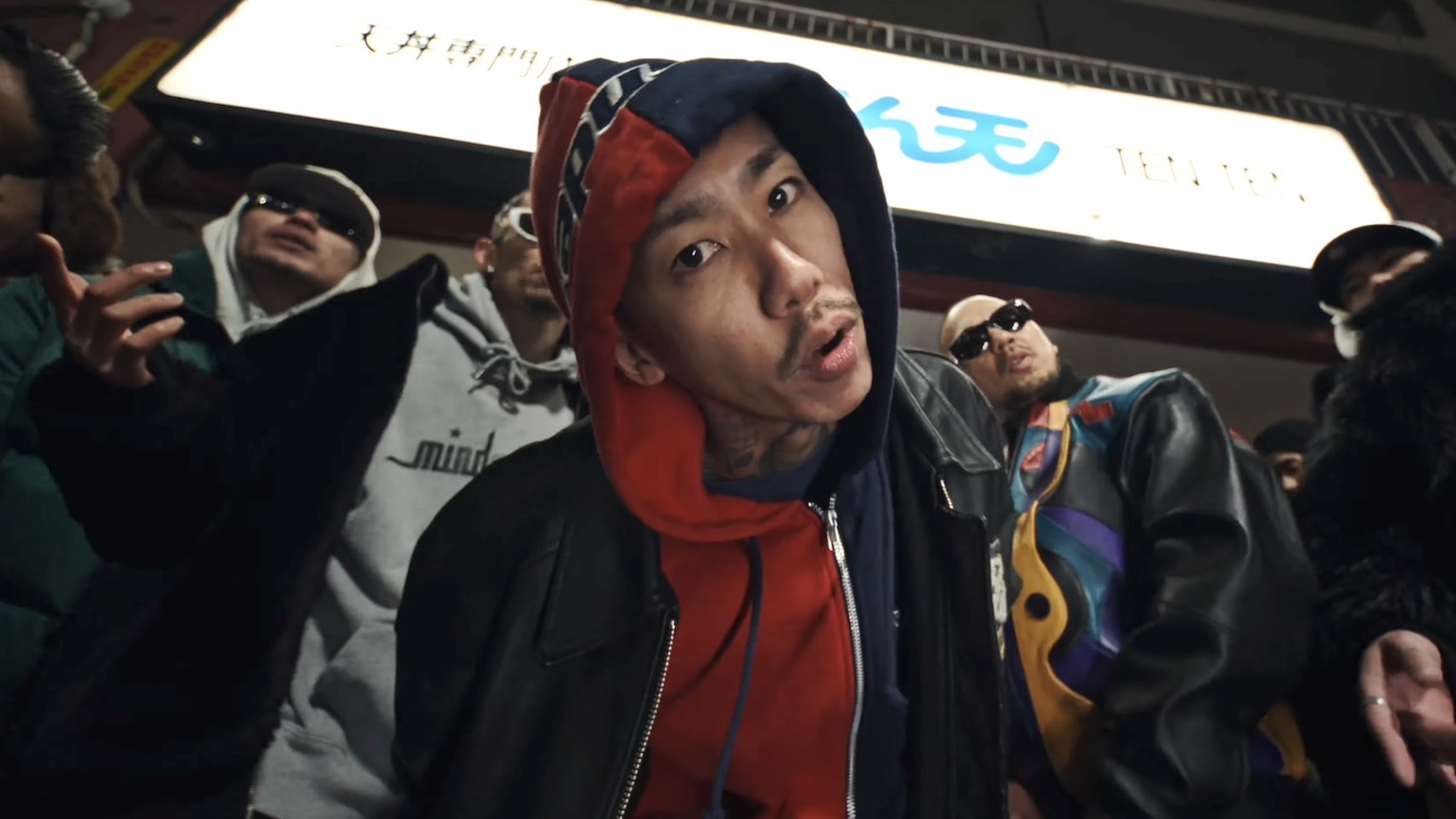 千葉雄喜「チーム友達」ミュージックビデオより。