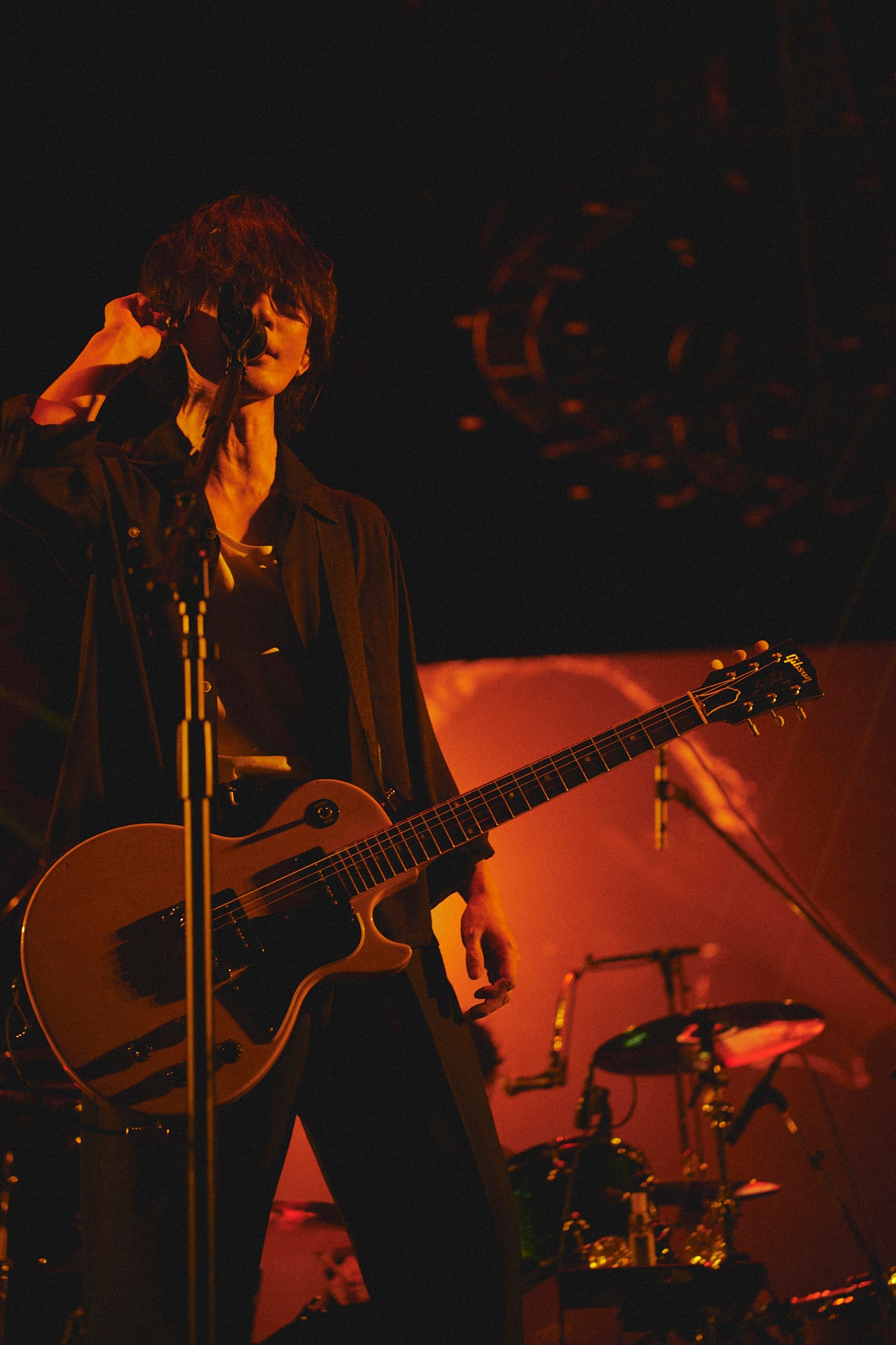 藤原基央（Vo, G）（Photo by Yoshiharu Ota）