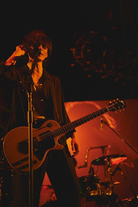 藤原基央（Vo, G）（Photo by Yoshiharu Ota）