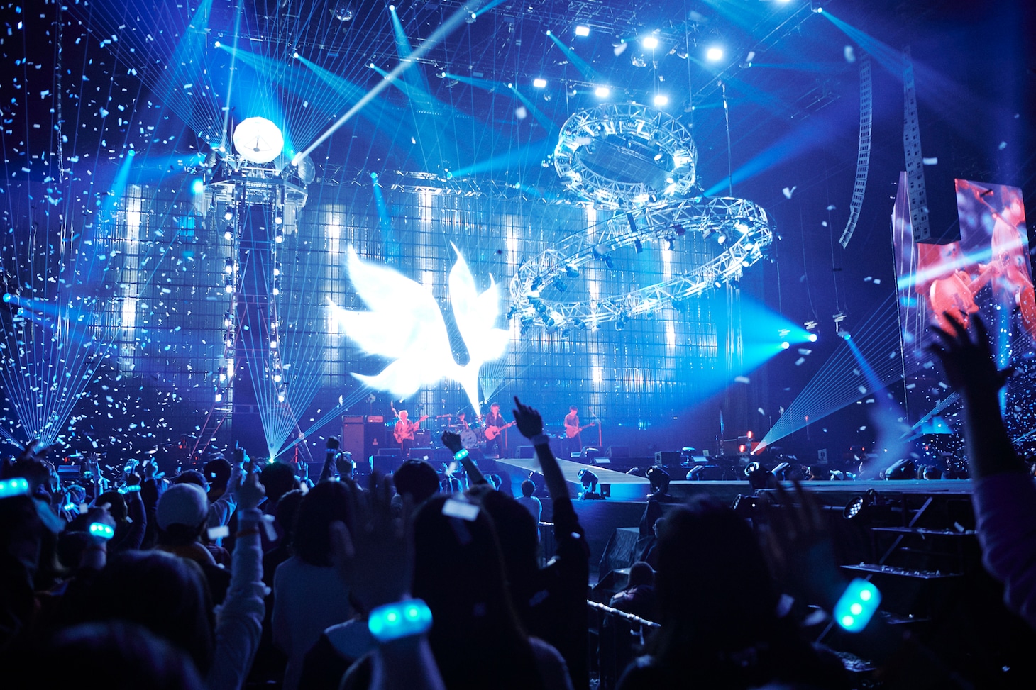 「BUMP OF CHICKEN TOUR ホームシック衛星2024」初日公演の様子。（Photo by Yoshiharu Ota）