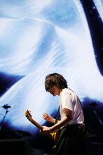 藤原基央（Vo, G）（Photo by Yoshiharu Ota）