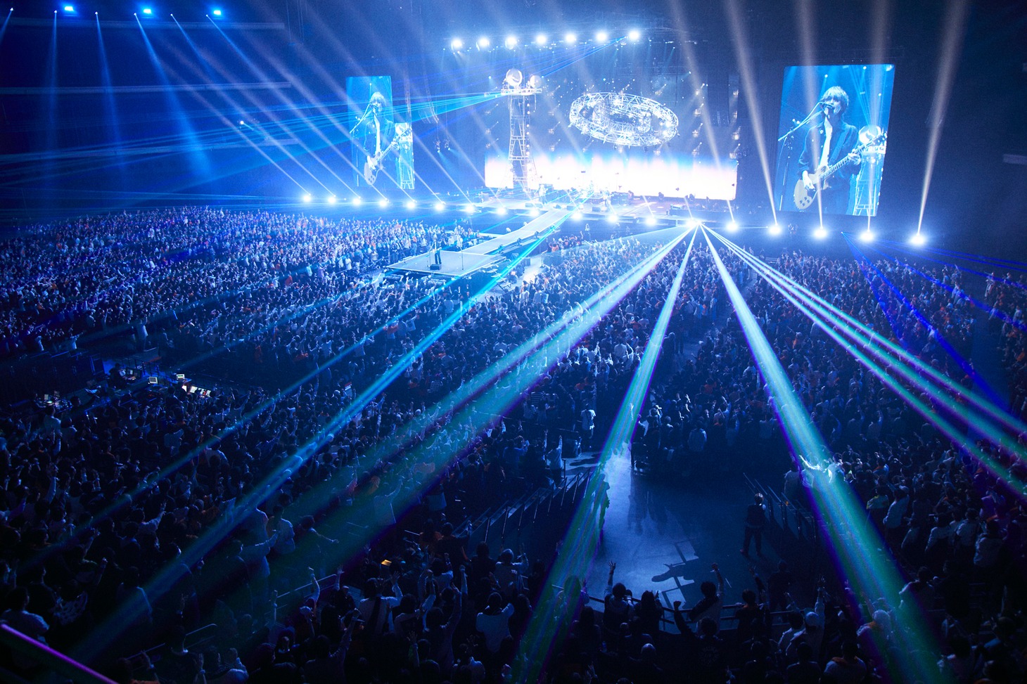 「BUMP OF CHICKEN TOUR ホームシック衛星2024」初日公演の様子。（Photo by Taku Tatewaki）