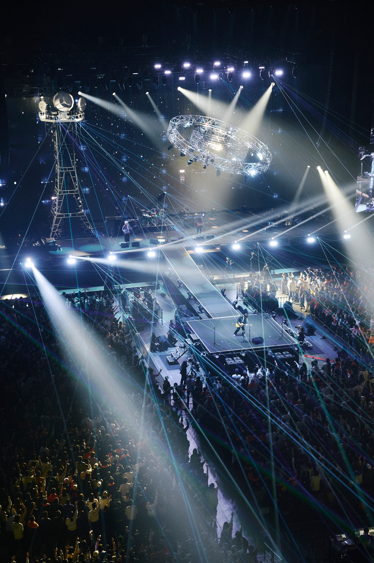 「BUMP OF CHICKEN TOUR ホームシック衛星2024」初日公演の様子。（Photo by Takeshi Yao）