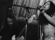 Canとしてライブ中のホルガー・シューカイとダモ鈴木。