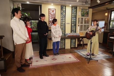 「厨房のありす」キャスト陣の前で弾き語りを披露するmiwa。 (c)日本テレビ