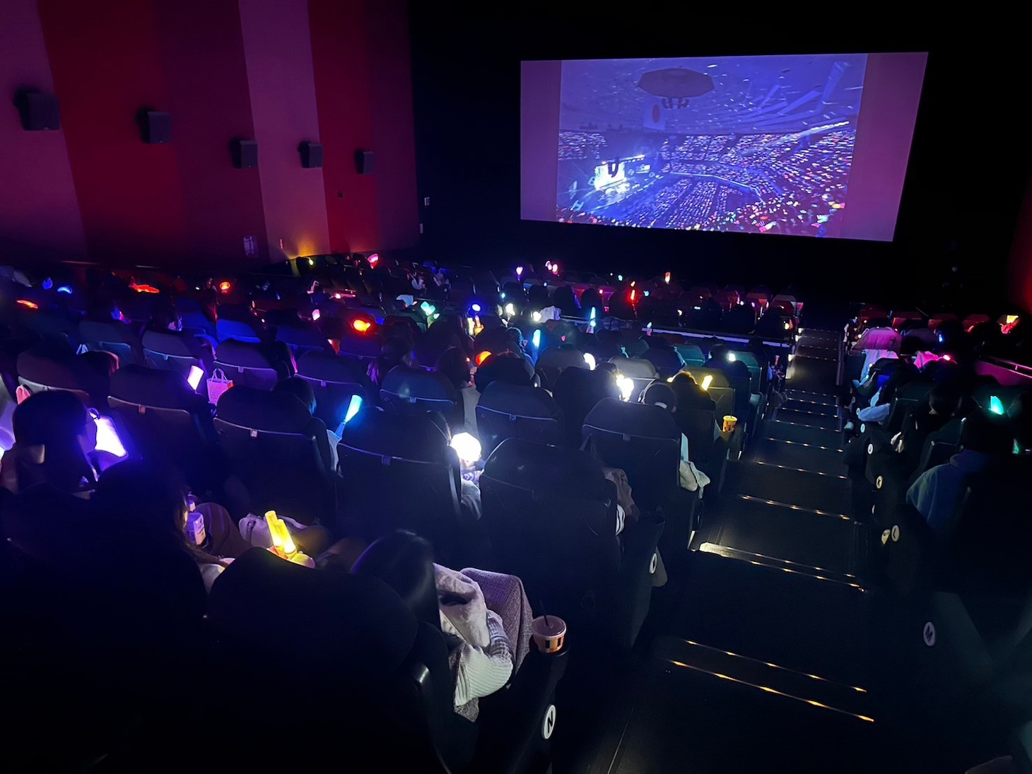 人気画像1位は「いれいすが武道館ライブ終えて活動休止、武道館後の目標が決まっていなかったため」より、ユナイテッド・シネマ浦和でのライブビューイングの様子。