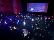 人気画像1位は「いれいすが武道館ライブ終えて活動休止、武道館後の目標が決まっていなかったため」より、ユナイテッド・シネマ浦和でのライブビューイングの様子。