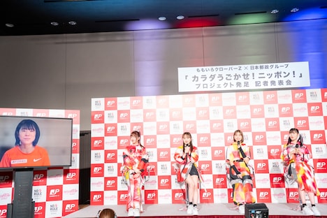 鈴木亜由子選手と中継で話すももいろクローバーZ。