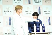 岩田剛典（左）の柔軟剤の香りを嗅ぐ吉野北人（右）。