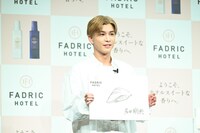 「心を満たされる瞬間やアイテム」として描いた寿司のイラストを解説する岩田剛典。