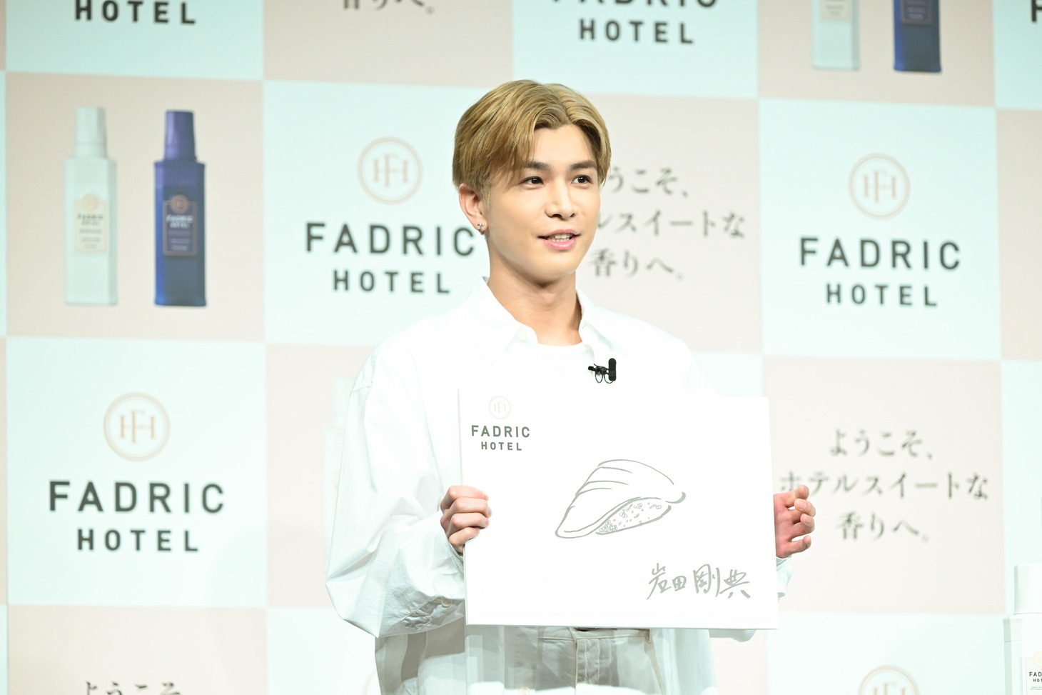 「心を満たされる瞬間やアイテム」として描いた寿司のイラストを解説する岩田剛典。