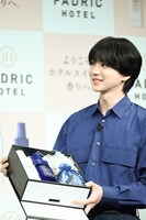 岩田剛典への“推しチョコ”を手にした吉野北人。