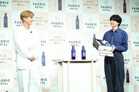 岩田剛典（左）にプレゼントを贈る吉野北人（右）。