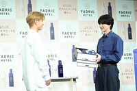 岩田剛典（左）にプレゼントを贈る吉野北人（右）。