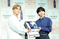 岩田剛典（左）にプレゼントを贈る吉野北人（右）。