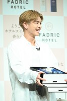 吉野北人から“推しチョコ”を受け取った岩田剛典。