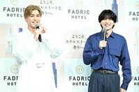 囲み取材で笑顔を見せる岩田剛典（左）と吉野北人（右）。