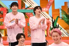 立ち上がってガヤを飛ばすアロハとハル（超特急）。